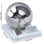 Adult urn with QR code size guide showing a height of 22 cm and marble base measuring 25 by 21 cm.