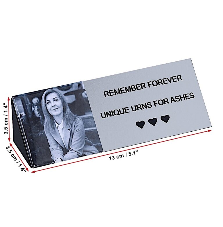 Rozmiar zdjęcia pamiątkowego i spersonalizowanej tablicy na urnę: 13 x 3,5 cm<br/><br/>